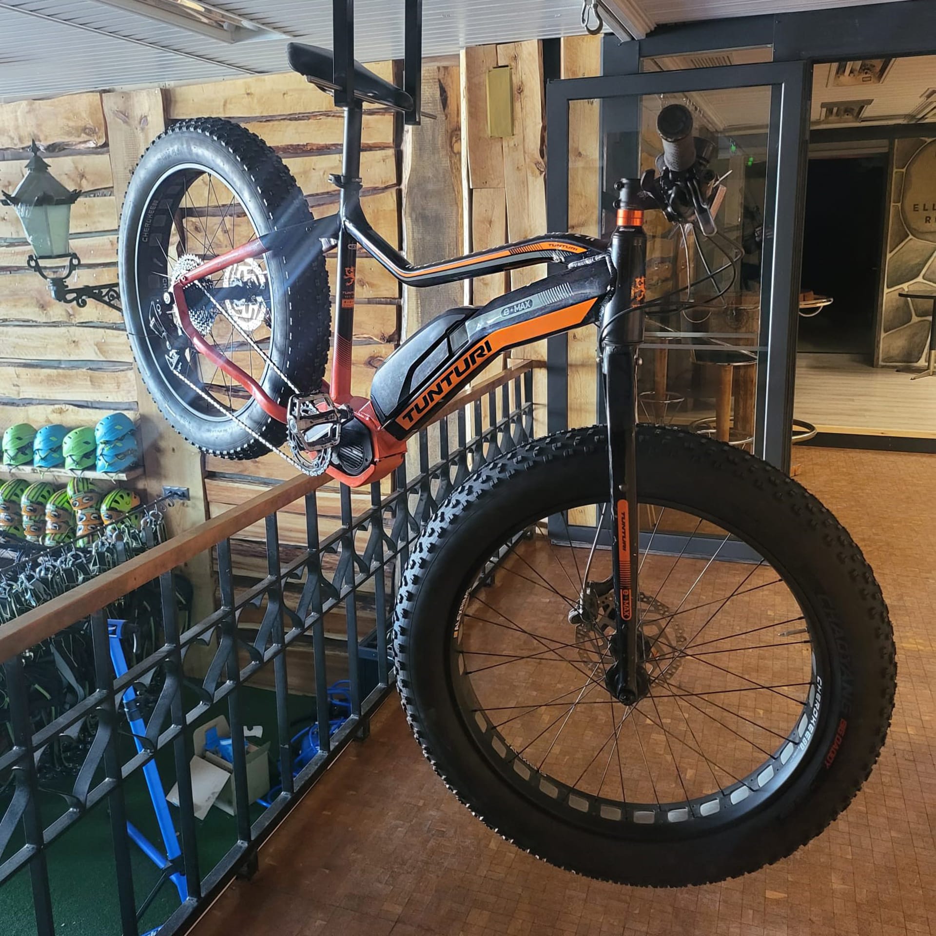 Tunturi's aluminum-framed eMAX mountain bike has a powerful electric motor with enough torque to effortlessly conquer even large hills.