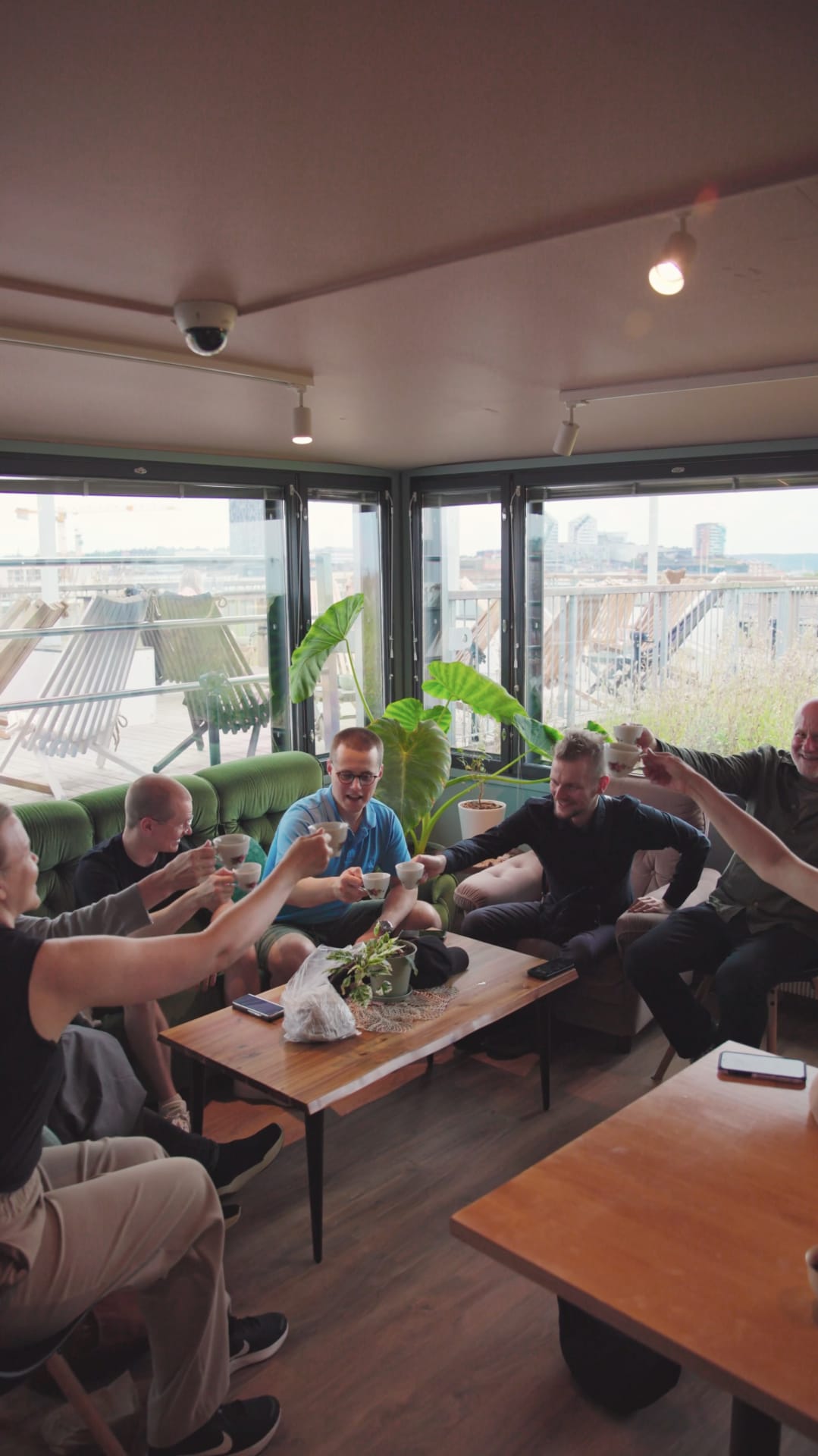 Ihmiset kilistelevät laseja.