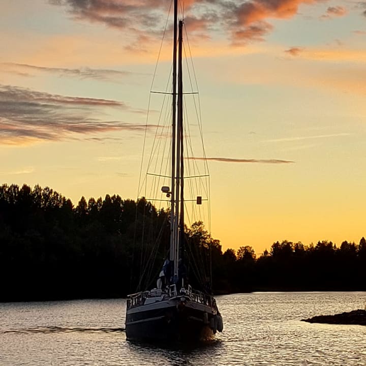 Purjelaiva Raahen Fiia ajamassa illalla saaristossa