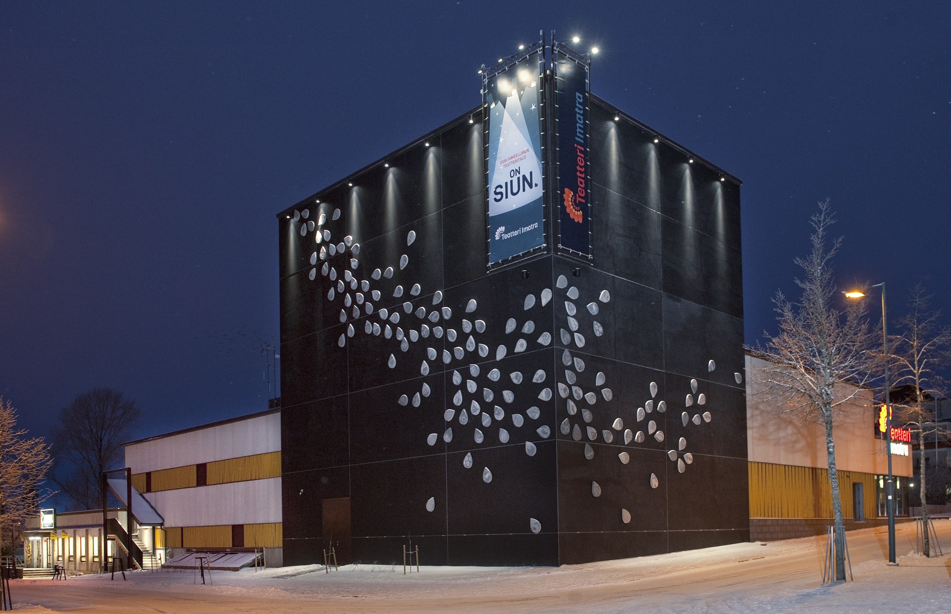 Teatteri Imatra kuvattuna ulkoa talvisessa iltahämärässä