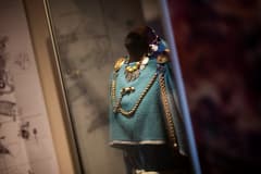 Euran emännän muinaispuku vitriinissä