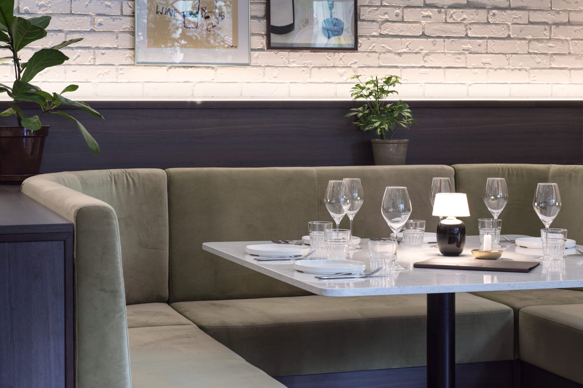 Ravintolan sisätiloja Ravintolan sisätiloja