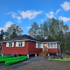 Monipuolinen valikoima ulkoiluvälineitä.