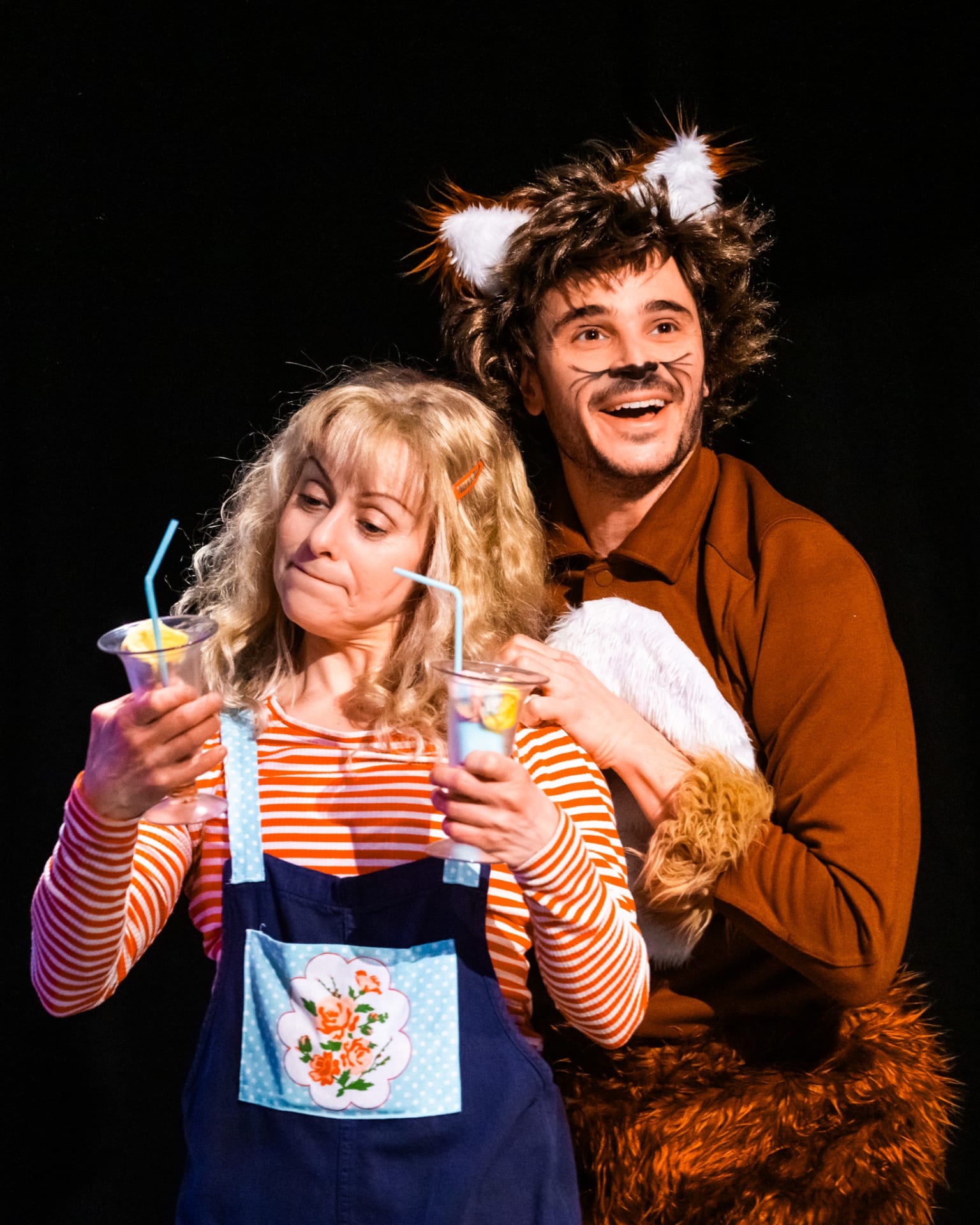 Nellillä on käsissään pirtelöt, Alpo-kissa hymyilee. Nellillä on käsissään pirtelöt, Alpo-kissa hymyilee.