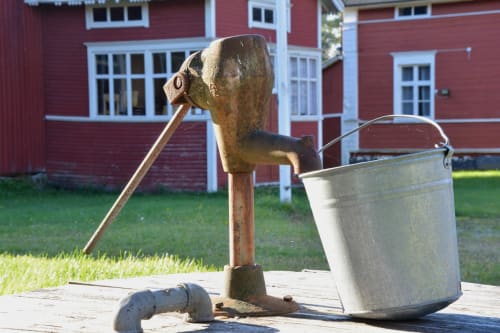 Annalan museon pihapiirissä vanha kaivo ja sinkkiämpäri