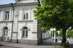 Eastern facade of the Pori Art Museum building with two windows.