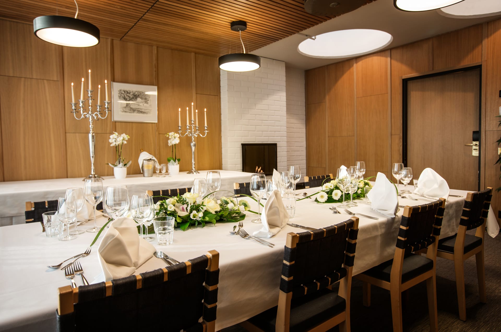 Viola cabinet room can accommodate 16 guests at a time.