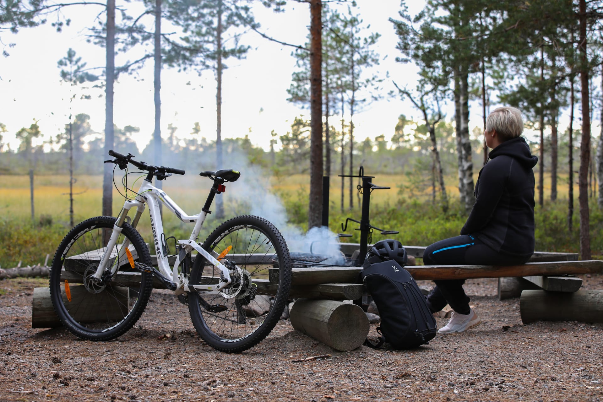A cyclist having a break in Kauhaneva bog in Kauhaneva-Pohjankangas National Park