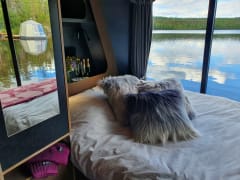 Mykistävä yön yli kestävä luontoelämys Isokenkäisten Klubin "hutissa" Kuusamossa