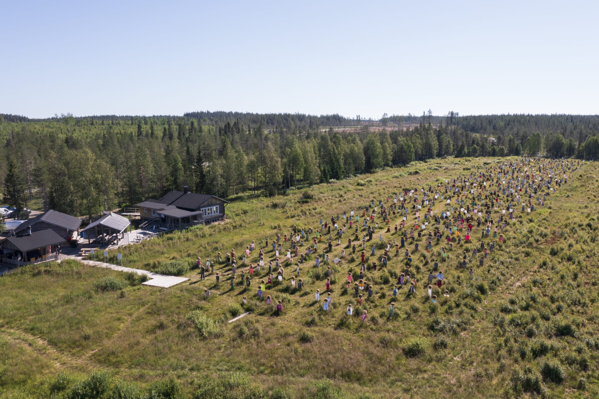 Ilmakuva 800 päisestä Hiljaisesta Kansasta pellolla.