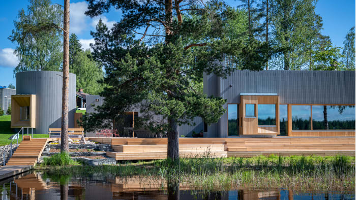 Serlachius Taidesauna järveltä päin kuvattuna