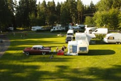 Seinäjoen leirintäalueen matkailuajoneuvopaikka nurmikentällä