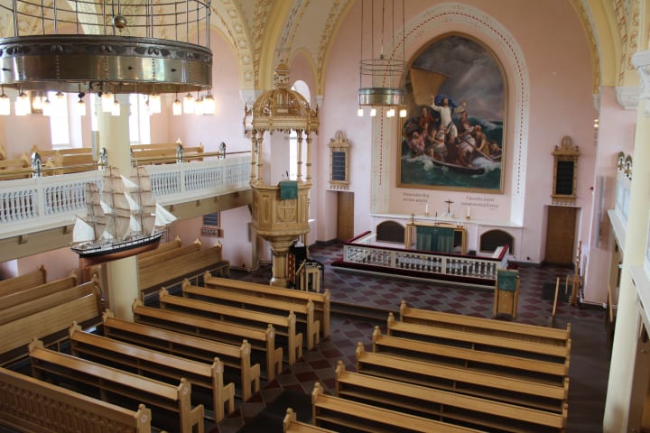 The altar painting is by Eero Järnefelt in The Church of the Holy Trinity in Raahe