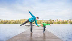 Mies ja lapsi Kennonnokan uimarannan laiturilla