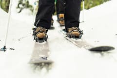 Virkistävä metsäretki liukulumikenkäillen