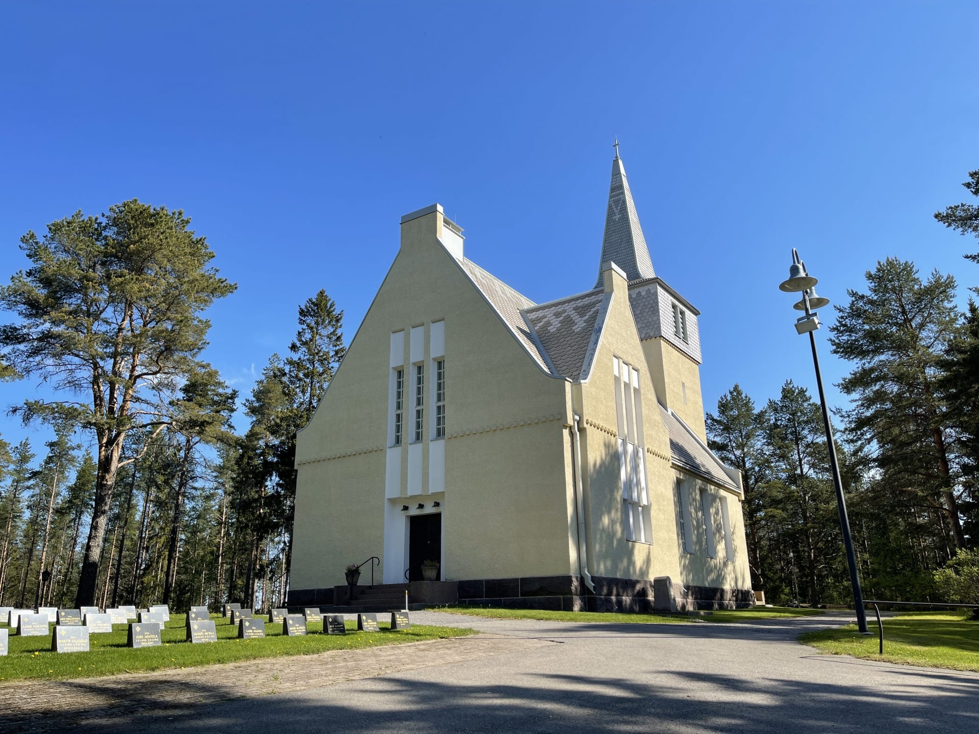 Pattijoki church and church yard.