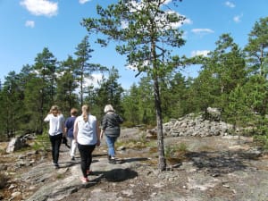 Ryhmä kävelee Sammallahdenmäellä.