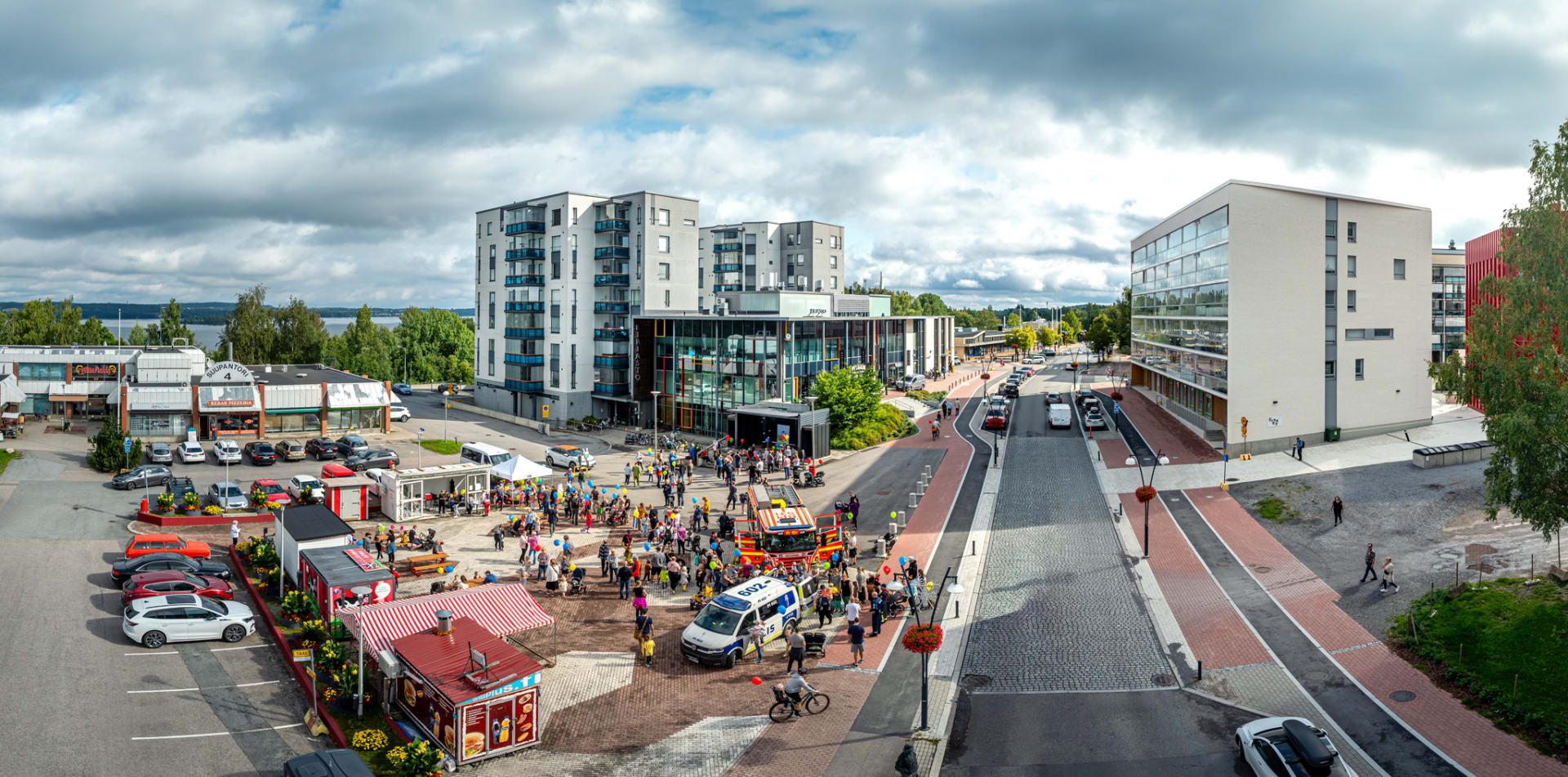 Ilmakuva Pirkkalan torista. Kuvassa hälytysajoneuvona, kojuja ja ihmisiä.