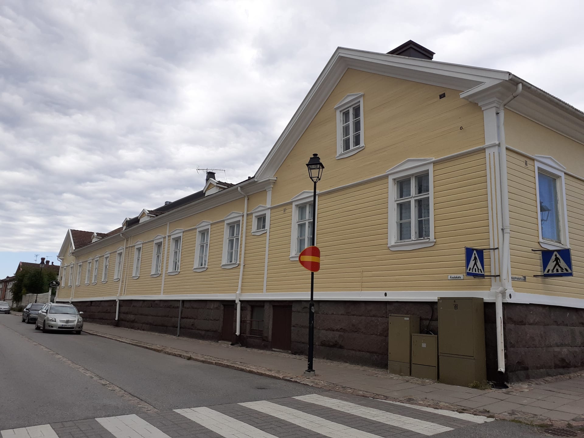 Old yellow wooden house Wanhakulma guesthouse in Old Raahe