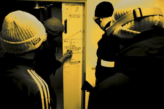 Airsoft-pelaajia tehtävän äärellä