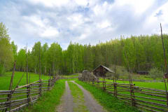 Trail to Hiidenmaa Farm.