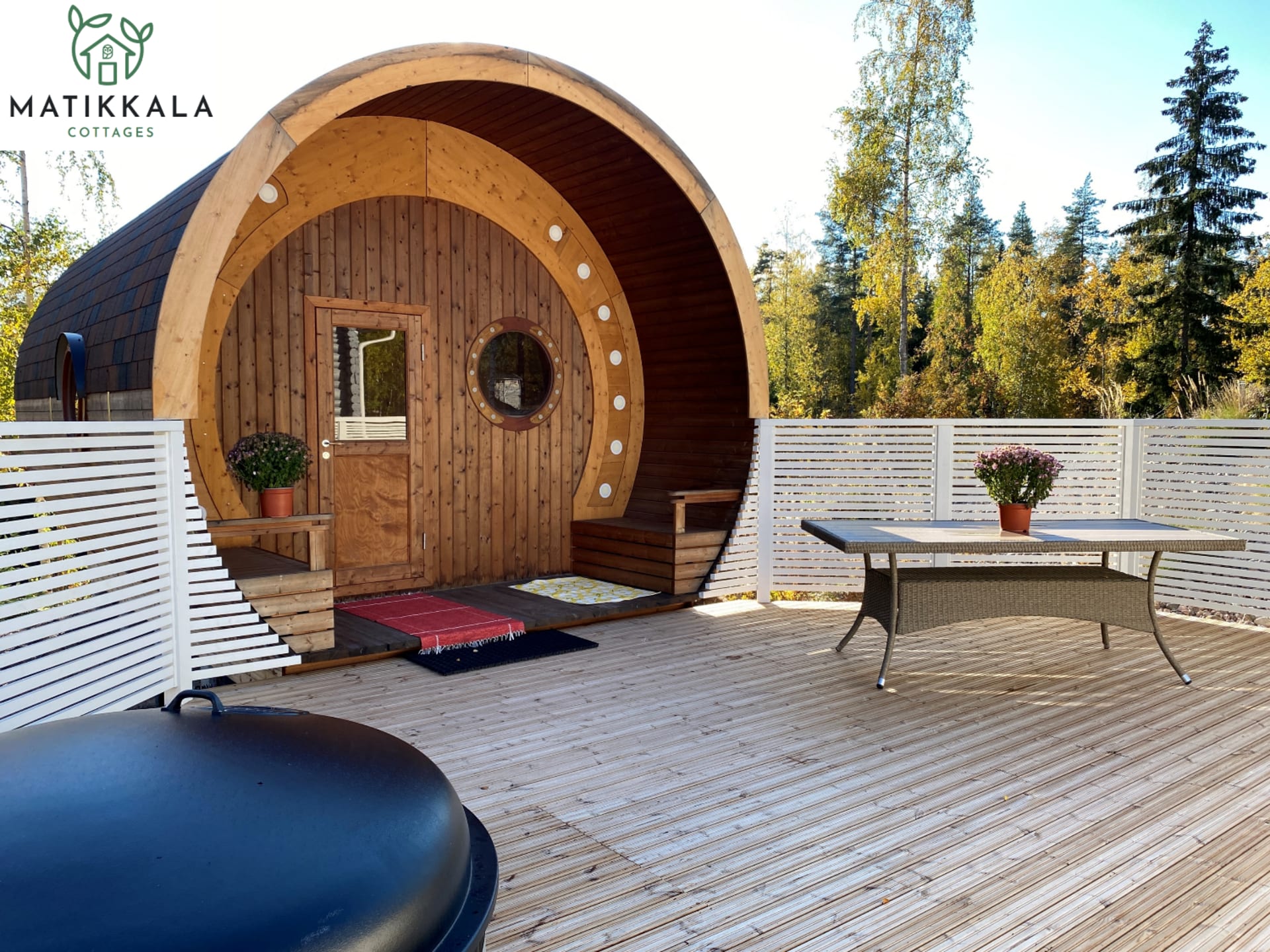 Barrel sauna and outdoor hot tub