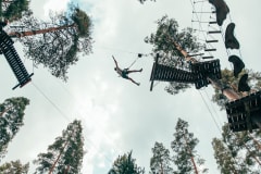 Seikkailupuiston Freefall-radalla mies heittäytyy takaperin vapaapudotukseen.