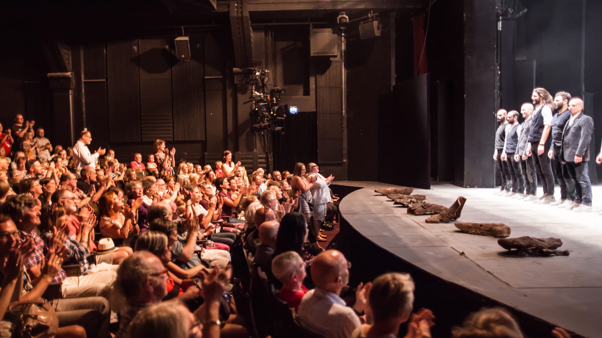 The audience gives applause to the performers of the Macbettu at Tampere Theatre Festival in 2018