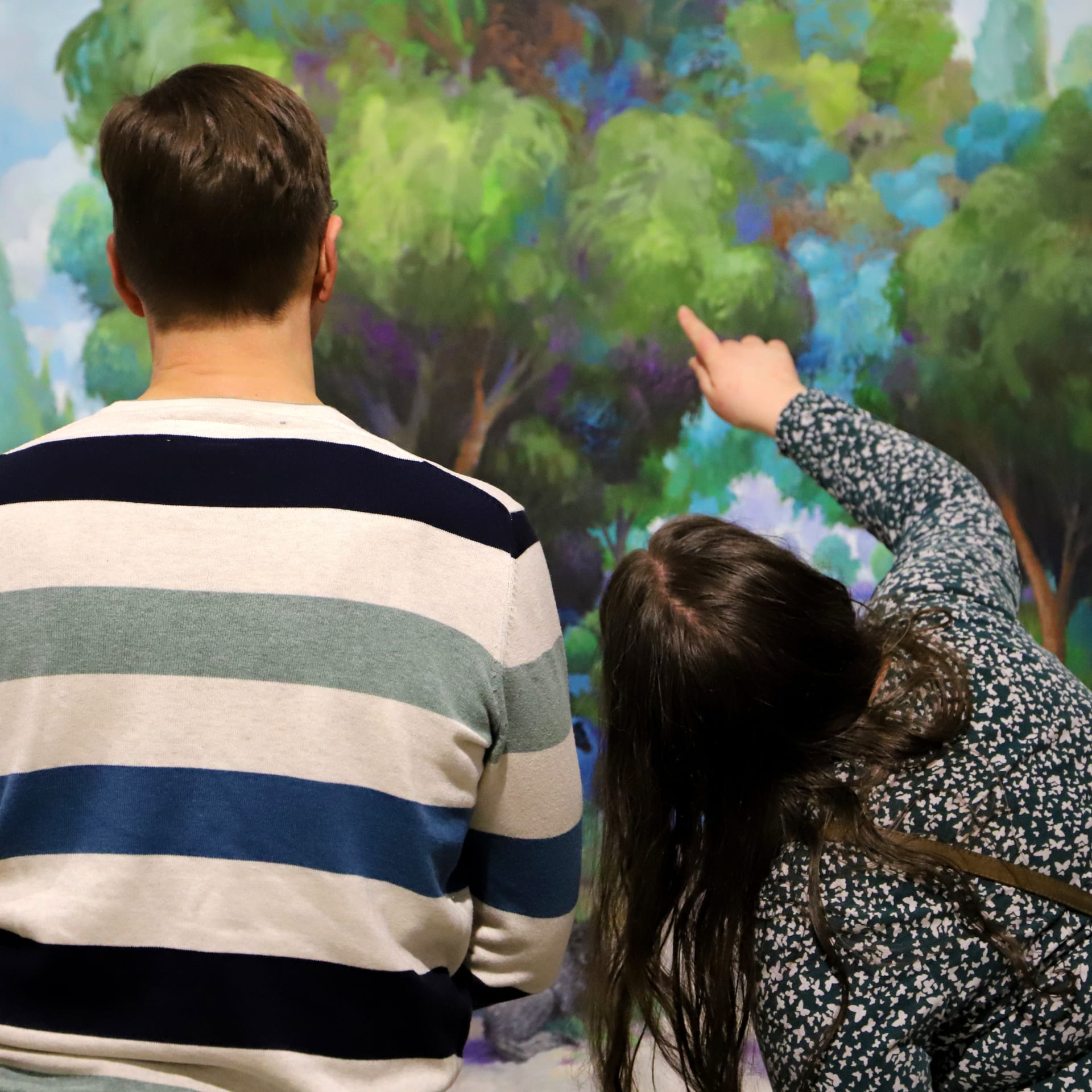 Visitors are viewing a work by Samuli Heimonen, a visual artist born in Saarijärvi.