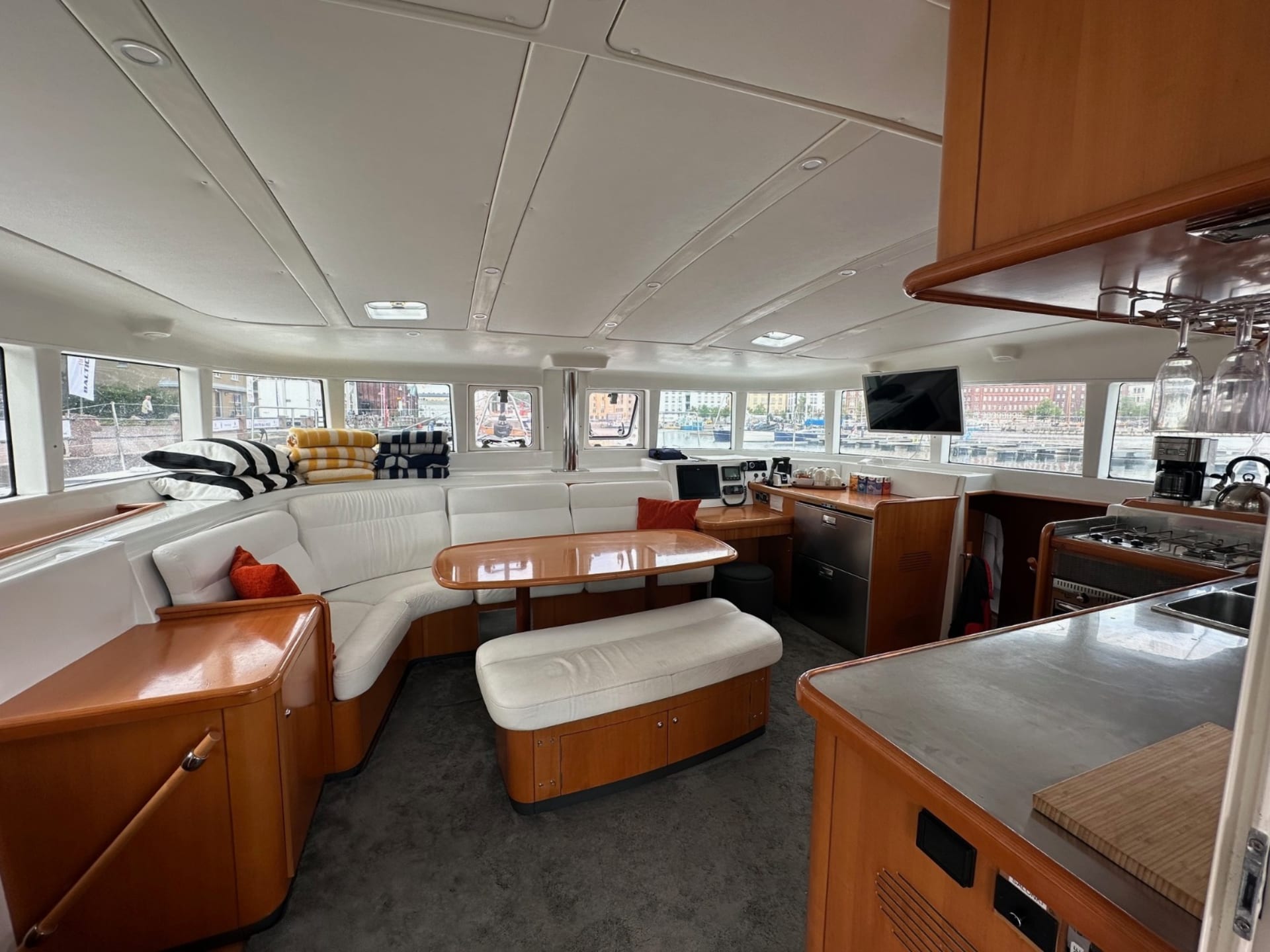 Lagoon 440 saloon