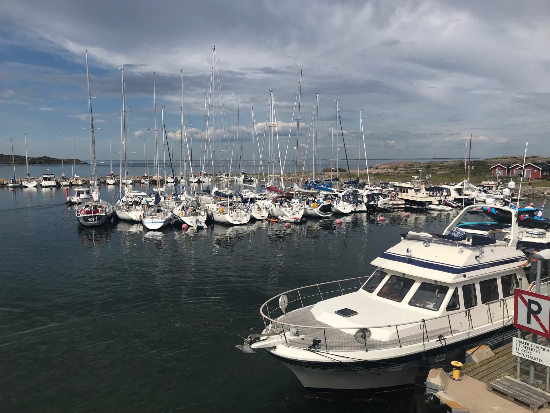 Satama on täynnä veneitä.   Hamnen är full av båtar.  The harbor is full of boats.