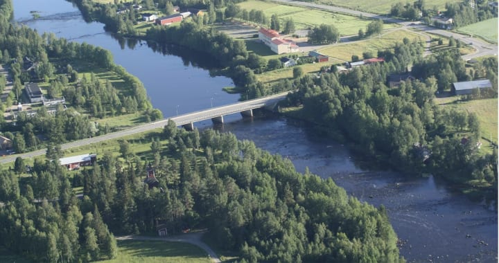 Revonlahti is located in a beautiful setting in Northern Ostrobothnia at a crossing of national road 8 and the Siikajoki river. The old vicarage of Revonlahti is located right next to national road 8.