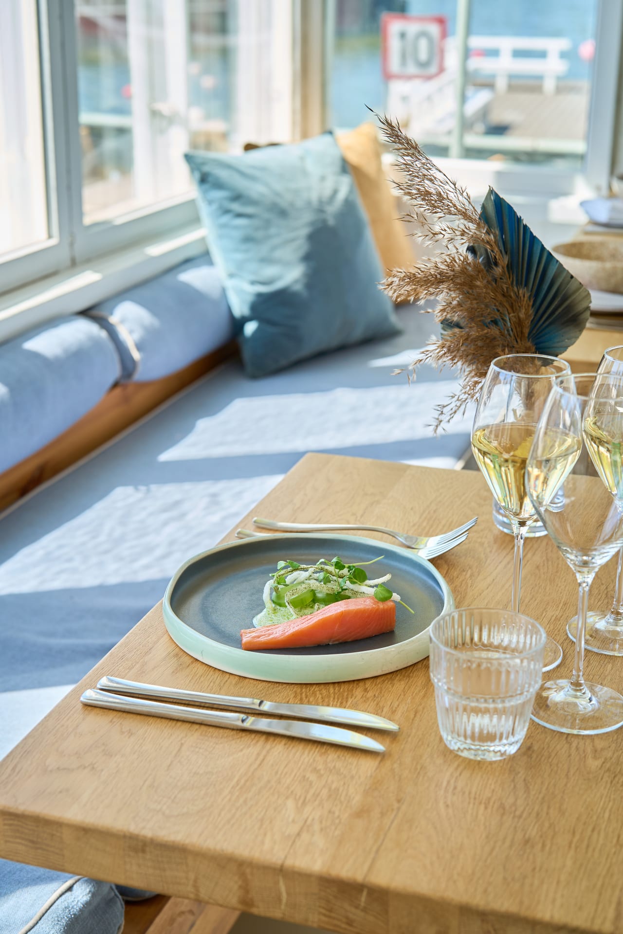 Ravintolan ruoka-annos, lohta lautasella Ravintolan ruoka-annos, lohta lautasella