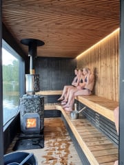 Naiset saunalautan saunassa maisemia katsellen