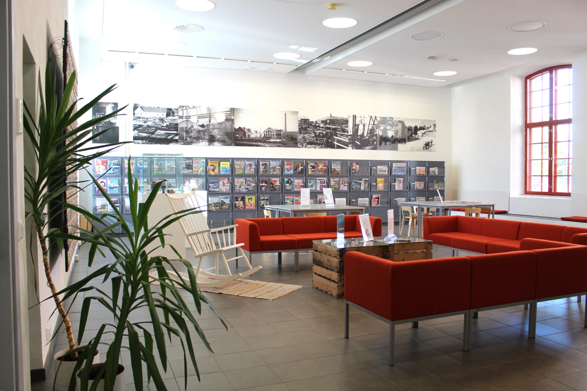 Myllykirjaston lehtisali Myllykirjaston lehtisali