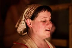 Laulusaunassa lauletaan ikiaikaisia saunalauluja esilaulajan johdolla.