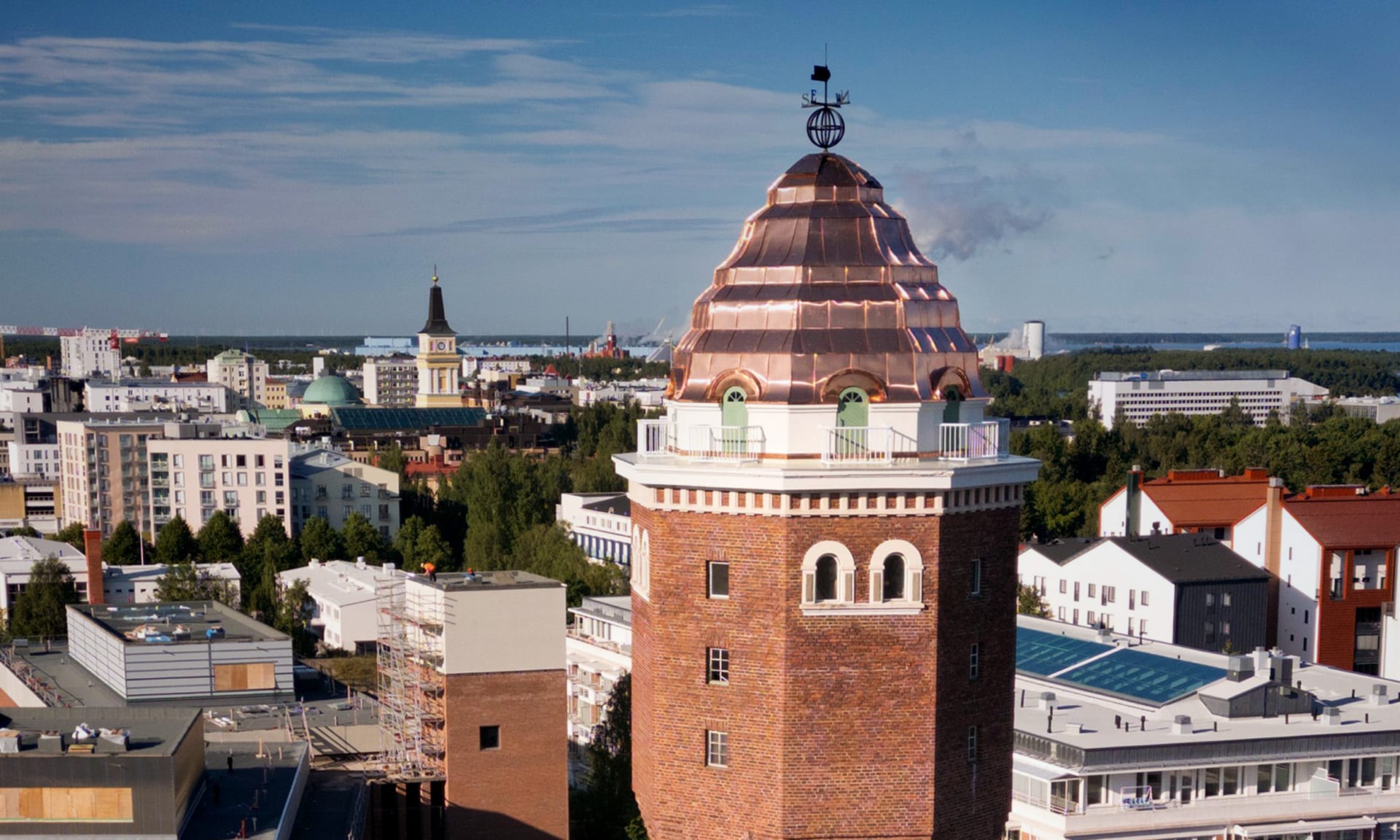 Punatiilinen näköalahissi auringonvalossa.
