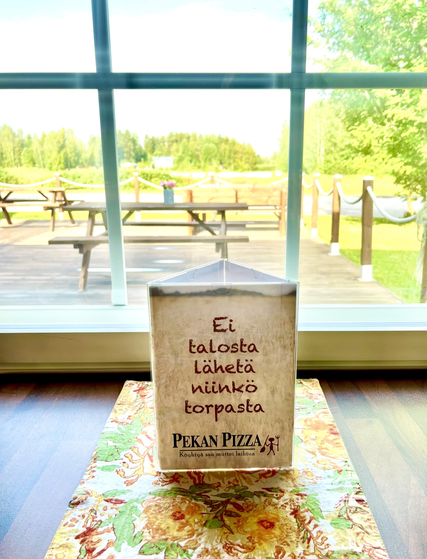 Meillä on tilava terassi ja kabinetissa voi viettää vaikka kokouksia.