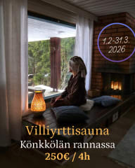 Nainen istuu takkahuoneessa saunan jälkeen.