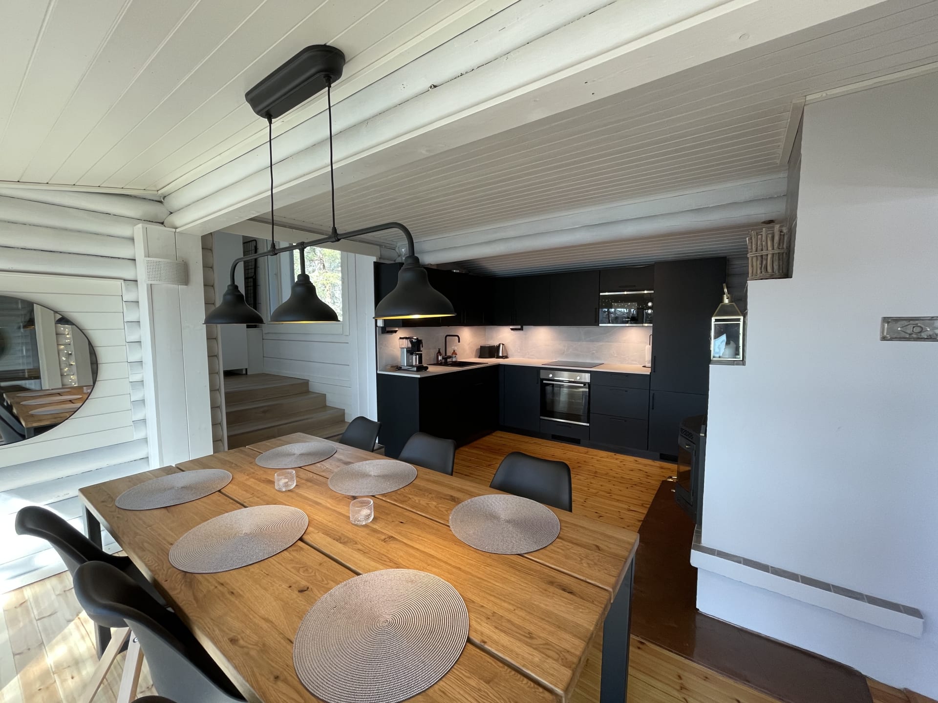 Keittiö ja ruokailutila, jossa on takka. Upeat näkymät merelle Keittiö ja ruokailutila, jossa on takka. Upeat näkymät merelle