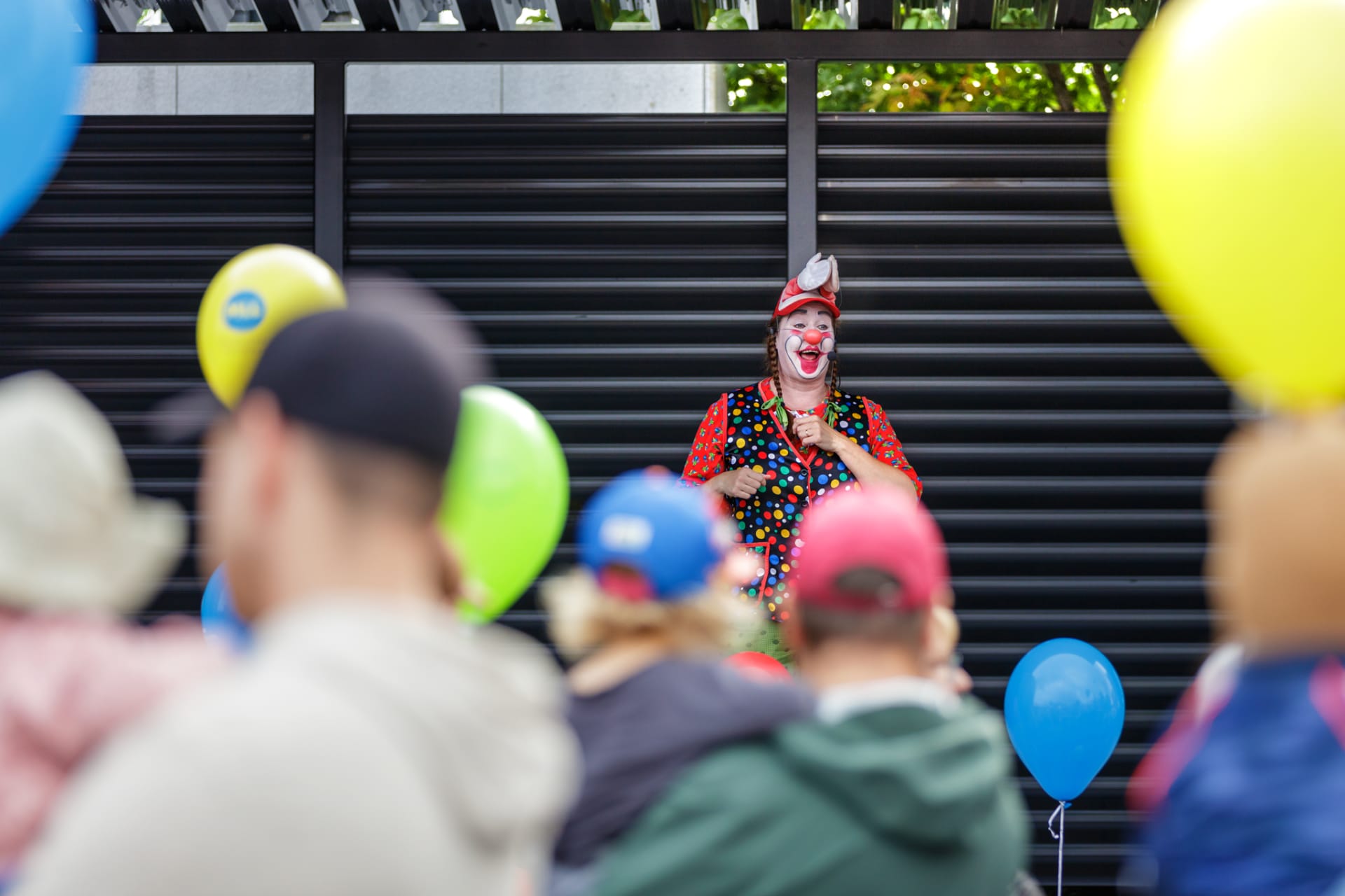 Riesa-pelle esiintyy torilla yleisölle.