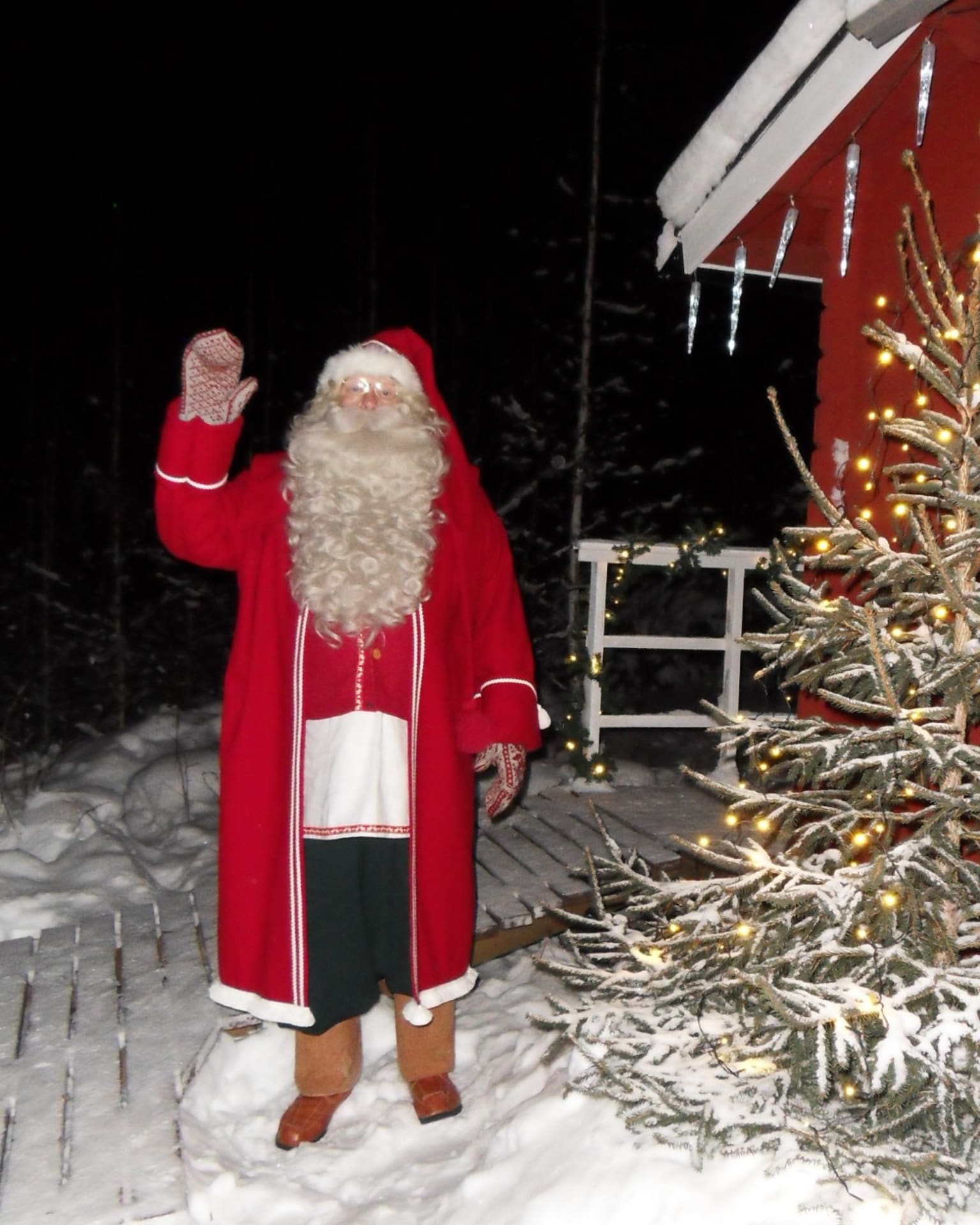 Joulupukki tervehtii.