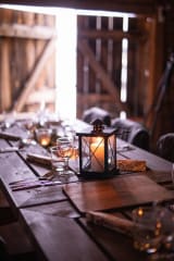 Venevaja katettuna odottaa vieraitaan.