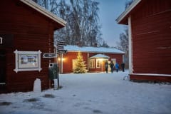 Museoalue joulun aikaan valaistuna