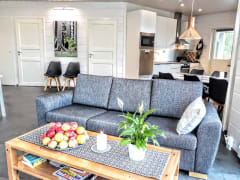 Olohuone ja omenasato keittiöpuutarhasta.