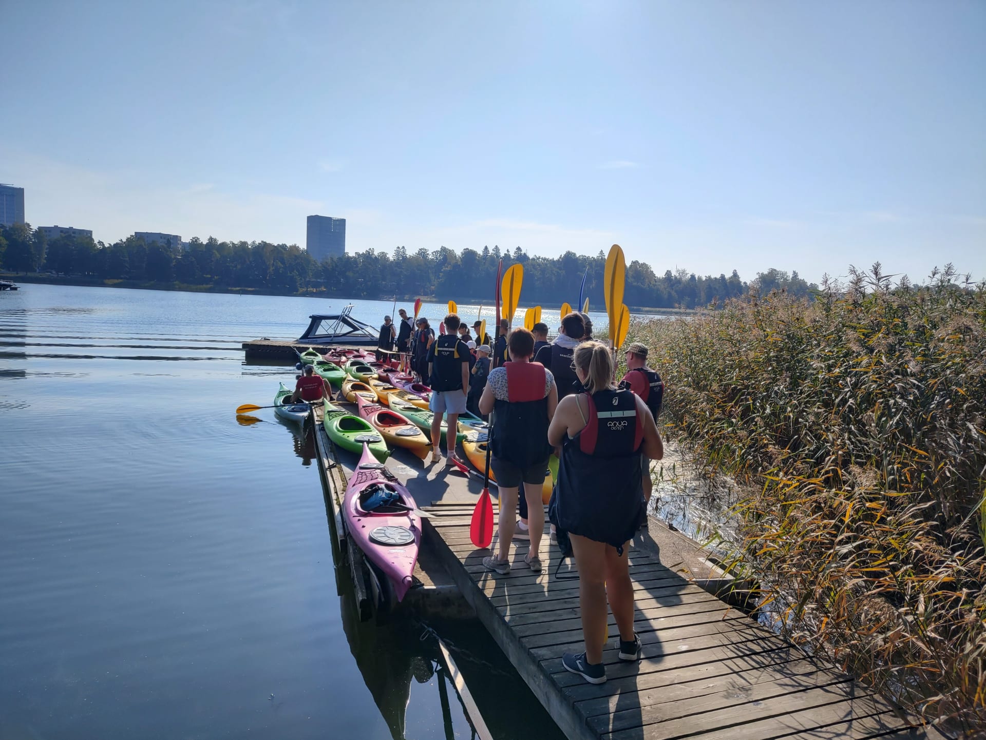 Paddlare står på en brygga i Björnvikens Paddlings center