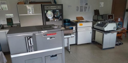 IBM 557 reikäkortinlukija/tulkitsija vuodelta 1969, taustalla Datasaab D22 vuodelta 1971.