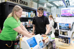 Information officer gives customers tips about what to do in Oulu.