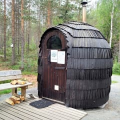 A small wooden sauna next to Matkoslampi shelter