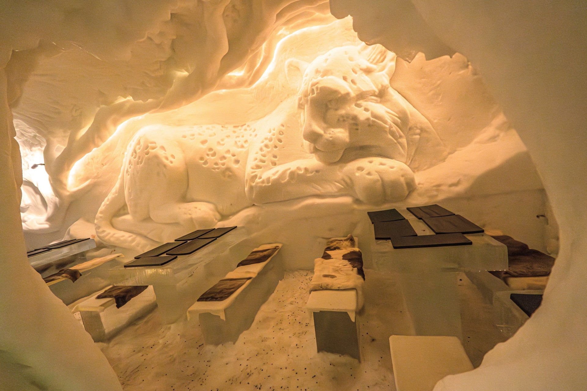 Snow Restaurant - Ice tables